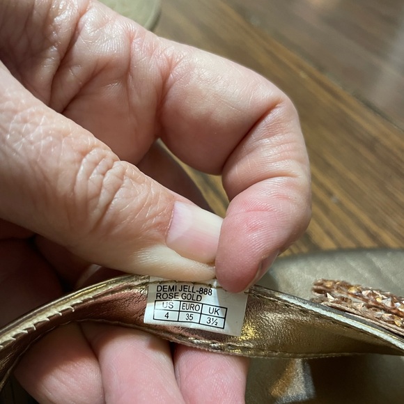 Michael Kors Rose Gold  Girls Sandals. Size 4 - Picture 5 of 5